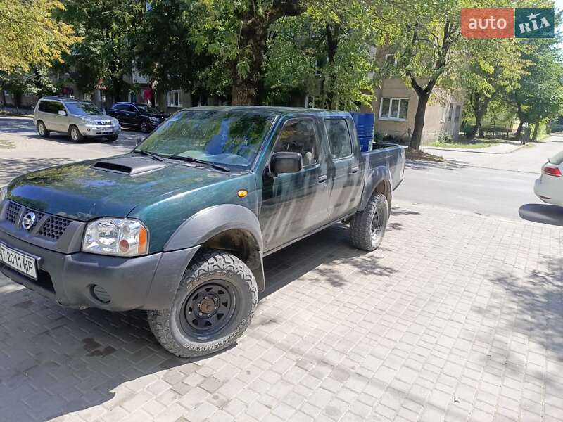2011 nissan np 300