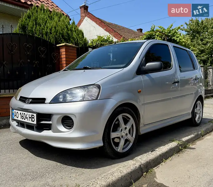 2005 daihatsu yrv