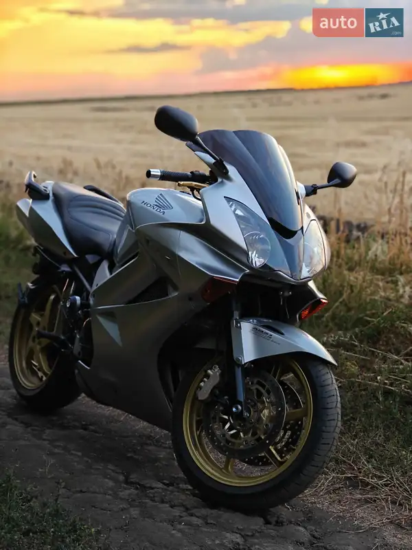 2005 honda vfr 800