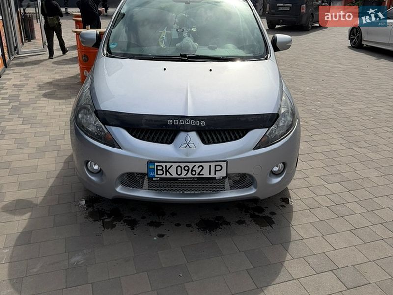2005 mitsubishi grandis