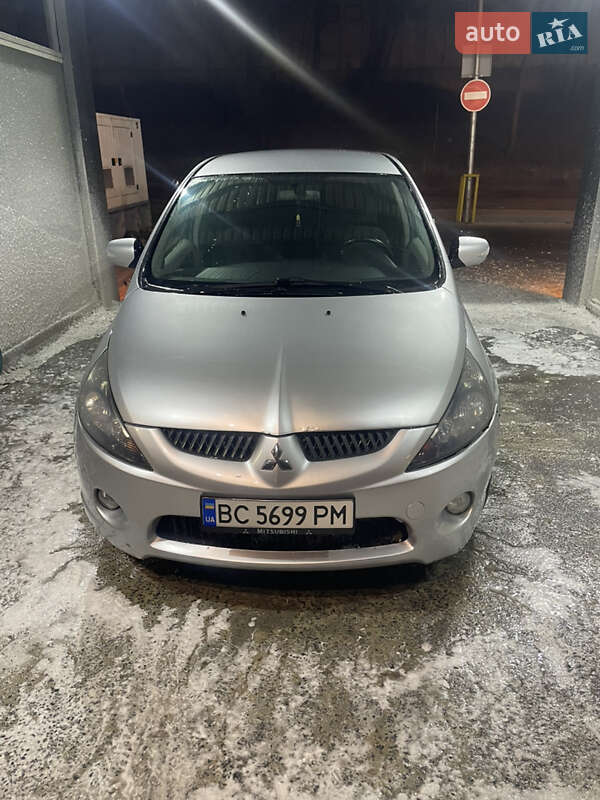 2005 mitsubishi grandis