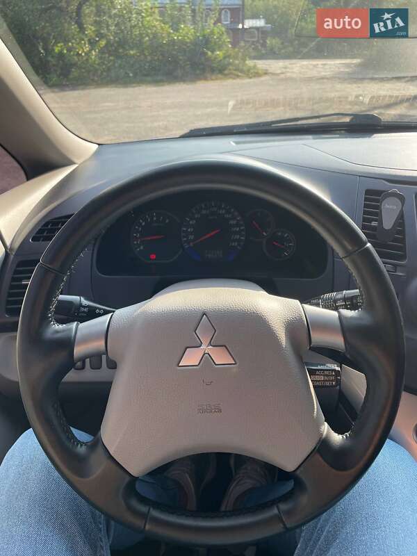 2004 mitsubishi grandis