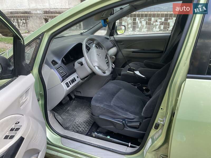 2004 mitsubishi grandis