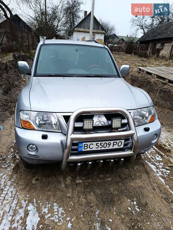 2004 mitsubishi pajero wagon