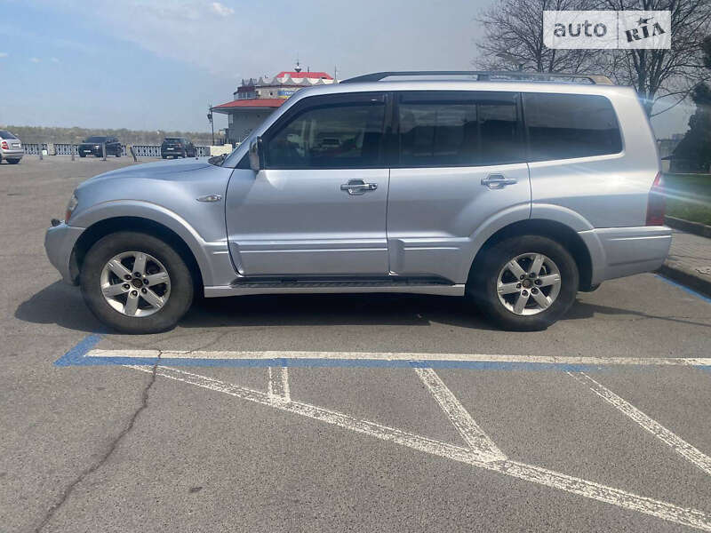 2005 mitsubishi pajero wagon