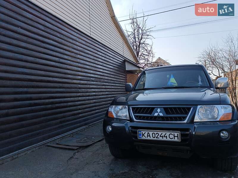 2005 mitsubishi pajero-wagon