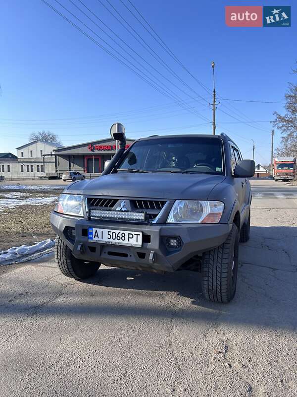 2004 mitsubishi pajero wagon