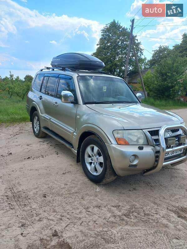 2005 mitsubishi pajero