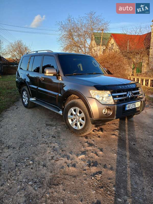 2010 mitsubishi pajero wagon