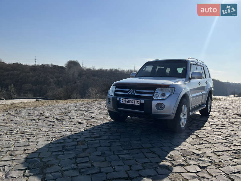 2010 mitsubishi pajero-wagon