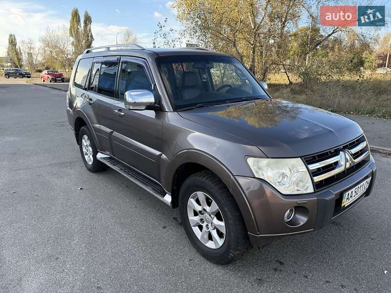 2010 mitsubishi pajero wagon