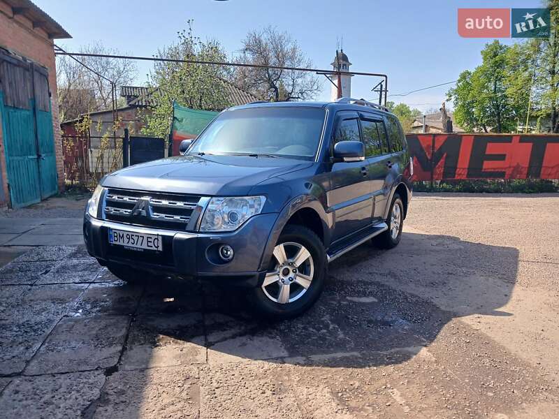 2010 mitsubishi pajero wagon