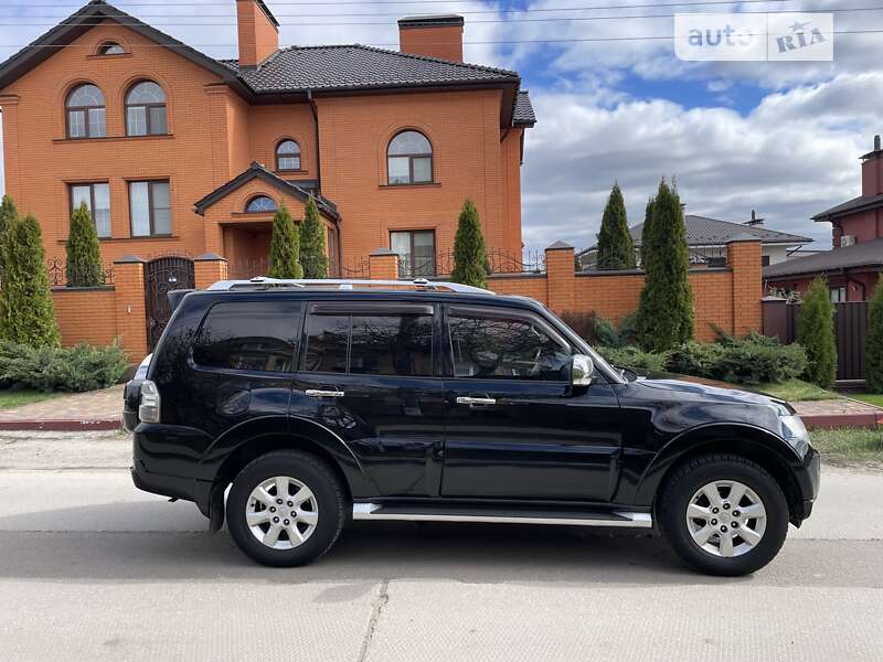 2010 mitsubishi pajero wagon