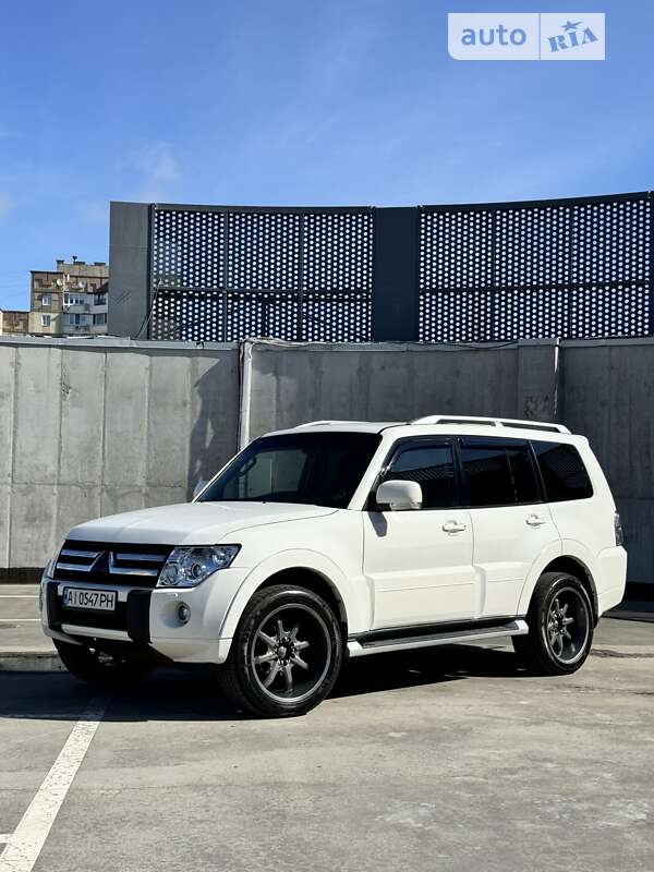 2010 mitsubishi pajero wagon