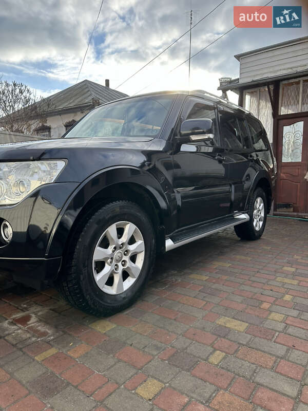 2010 mitsubishi pajero-wagon
