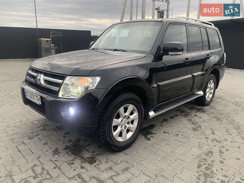 2011 mitsubishi pajero wagon