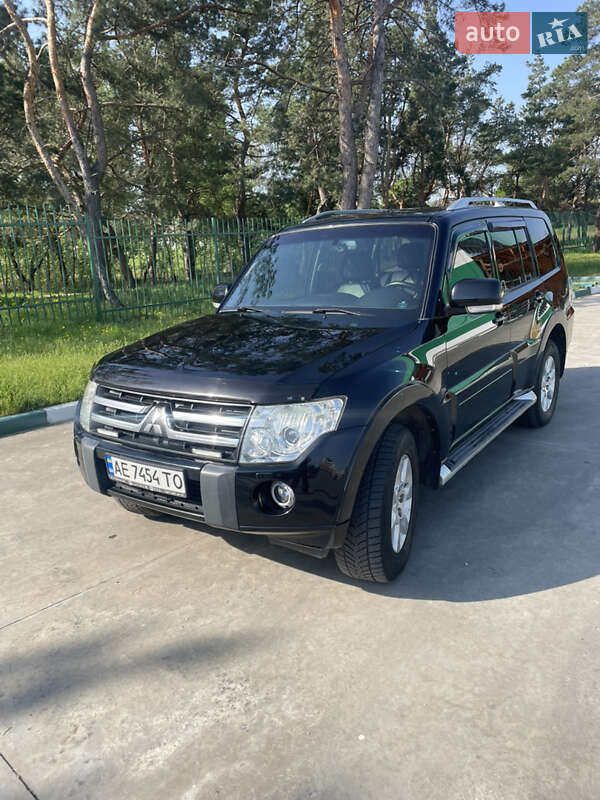 2010 mitsubishi pajero wagon