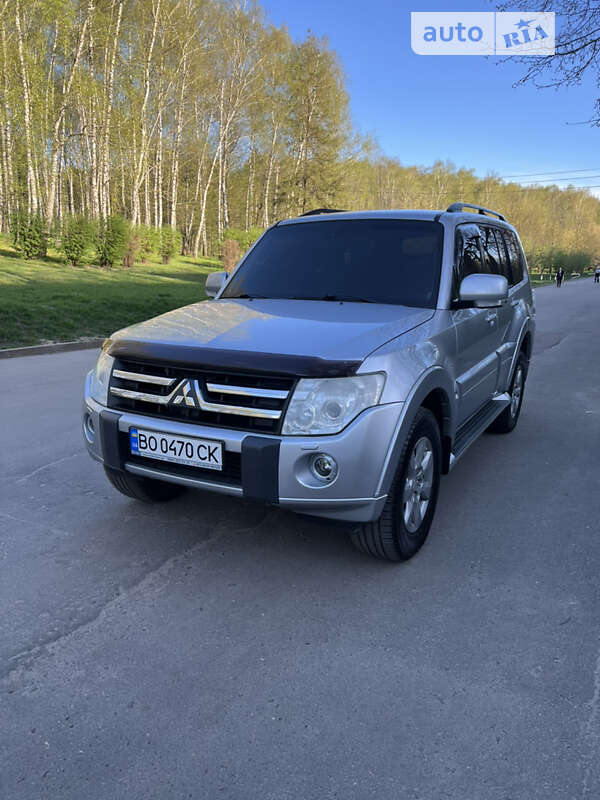 2011 mitsubishi pajero wagon