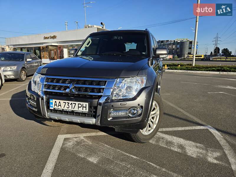 2018 mitsubishi pajero wagon