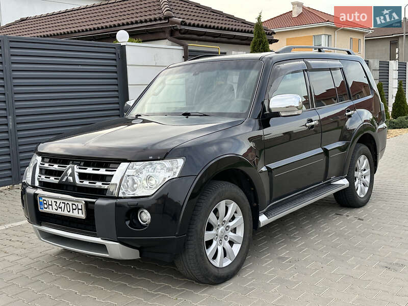 2010 mitsubishi pajero wagon