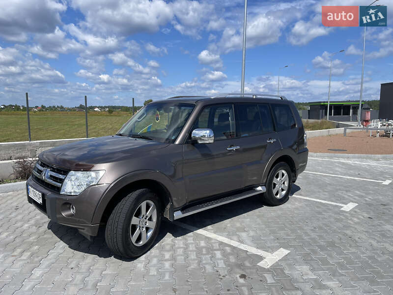 2011 mitsubishi pajero wagon