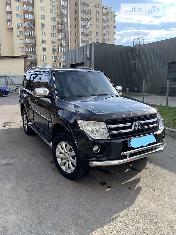 2011 mitsubishi pajero-wagon