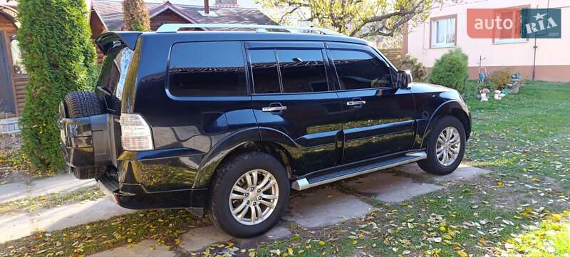 2011 mitsubishi pajero wagon