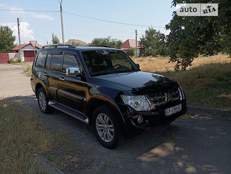2012 mitsubishi pajero wagon
