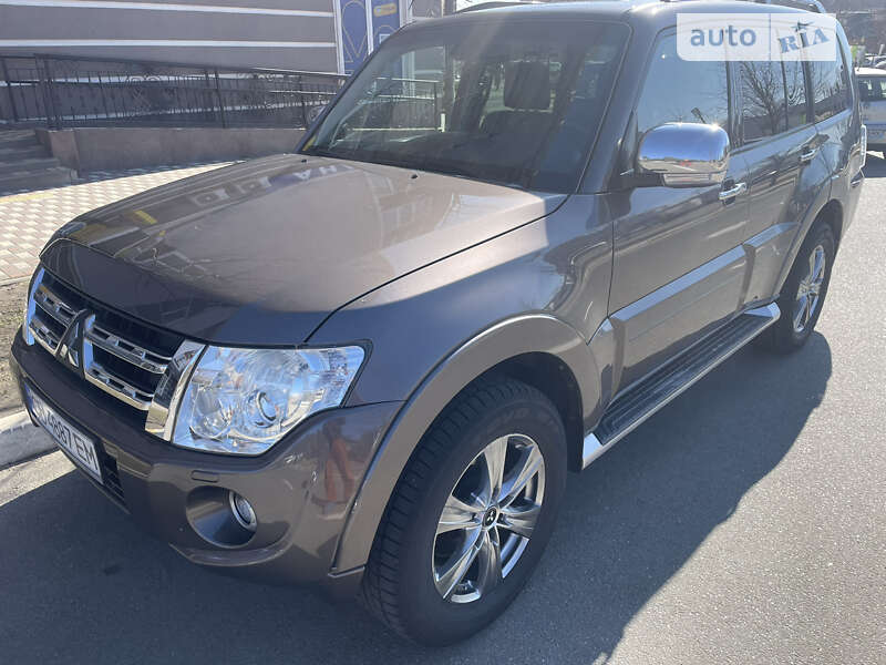 2012 mitsubishi pajero wagon