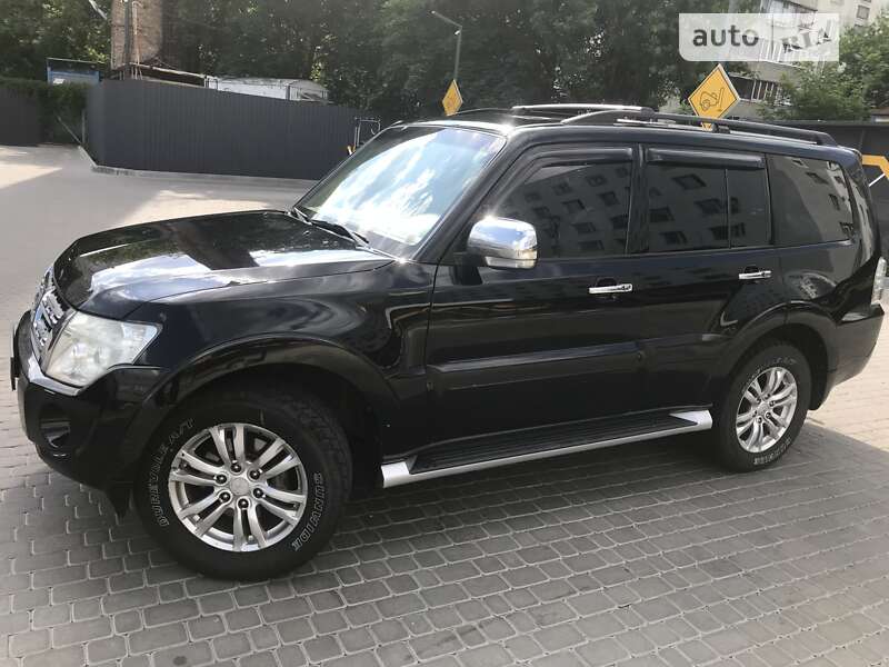 2013 mitsubishi pajero wagon