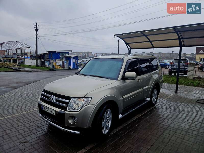 2009 mitsubishi pajero wagon
