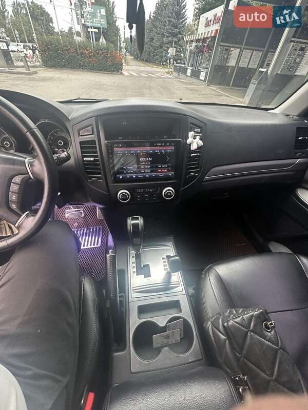 2010 mitsubishi pajero wagon