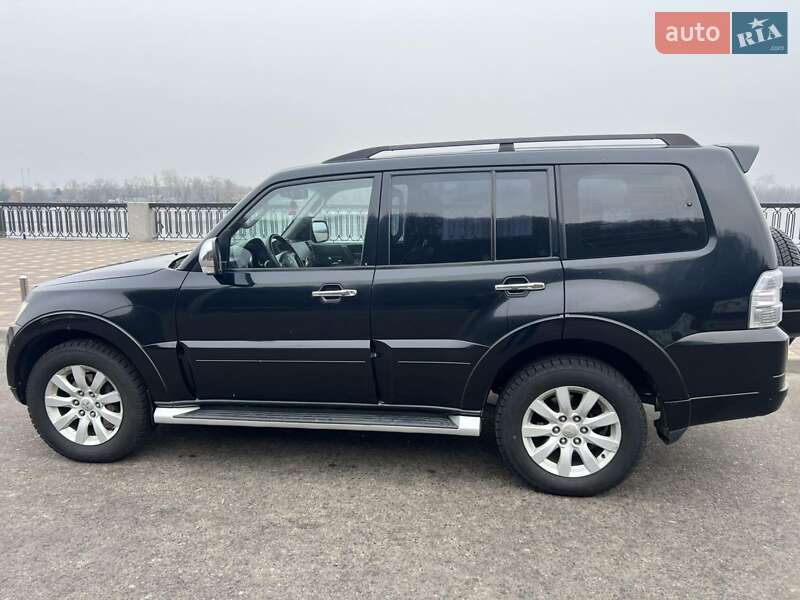 2010 mitsubishi pajero wagon