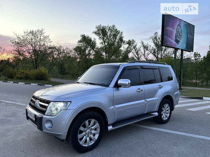2010 mitsubishi pajero wagon