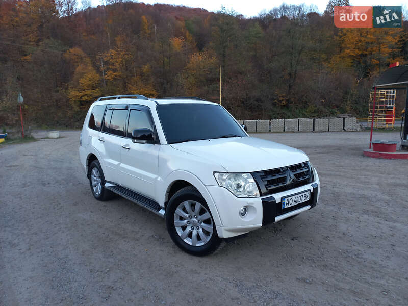 2010 mitsubishi pajero wagon