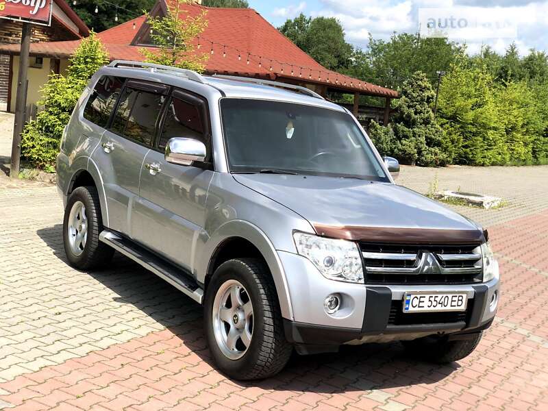 2010 mitsubishi pajero wagon