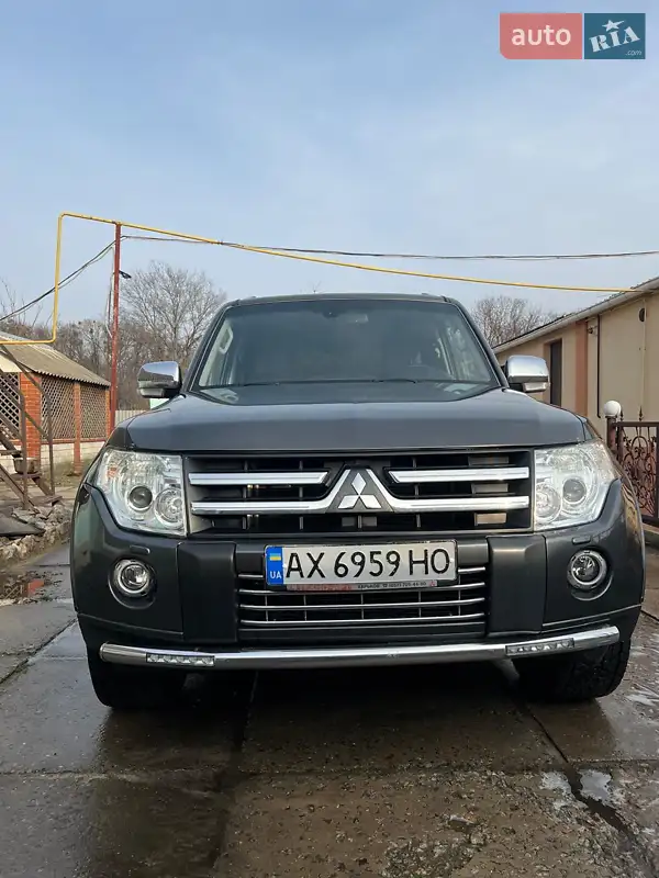 2011 mitsubishi pajero wagon