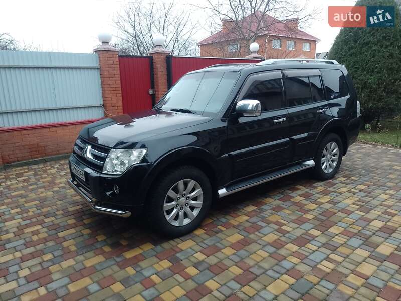 2011 mitsubishi pajero wagon