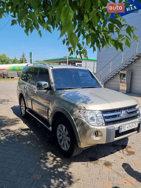 2011 mitsubishi pajero wagon