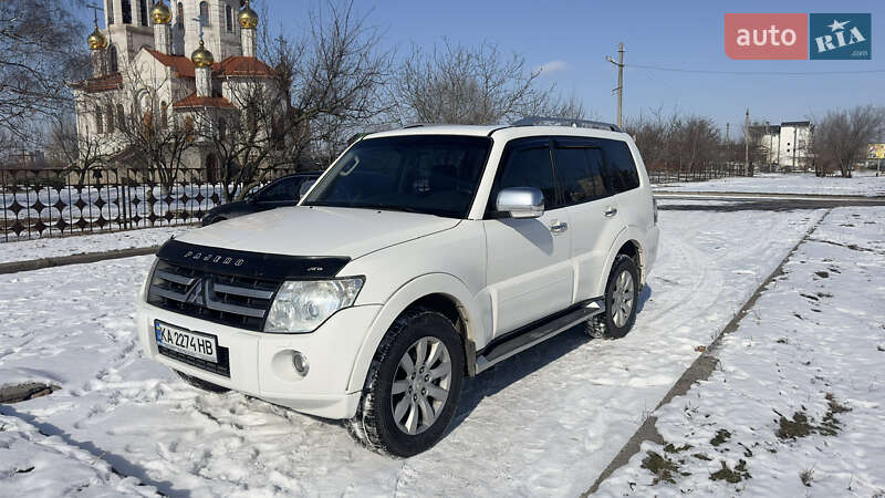 2011 mitsubishi pajero wagon