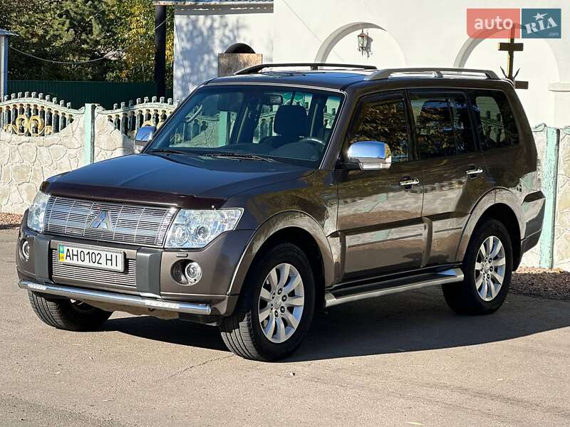 2011 mitsubishi pajero wagon