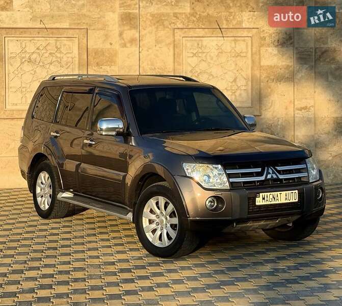 2011 mitsubishi pajero wagon