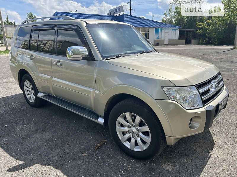 2011 mitsubishi pajero wagon