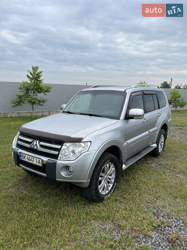 2011 mitsubishi pajero wagon