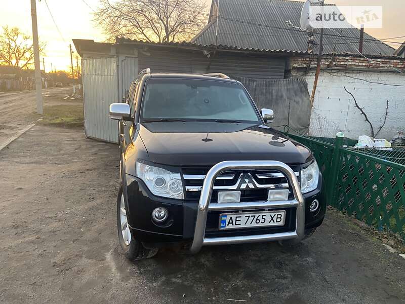 2011 mitsubishi pajero wagon