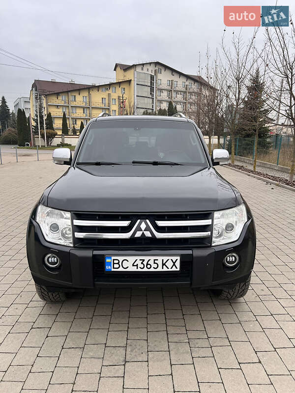 2011 mitsubishi pajero wagon