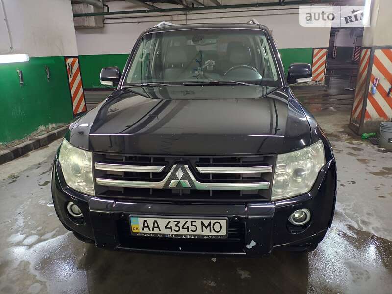2011 mitsubishi pajero wagon