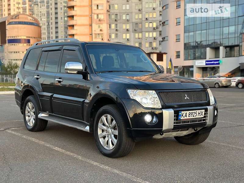 2011 mitsubishi pajero wagon