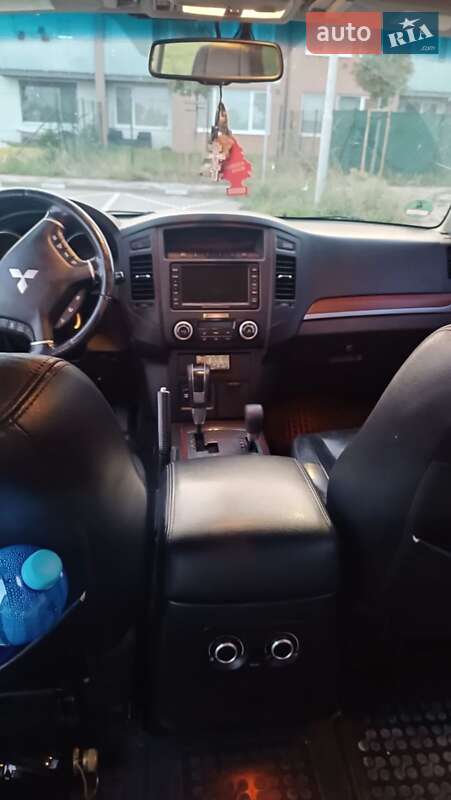 2010 mitsubishi pajero
