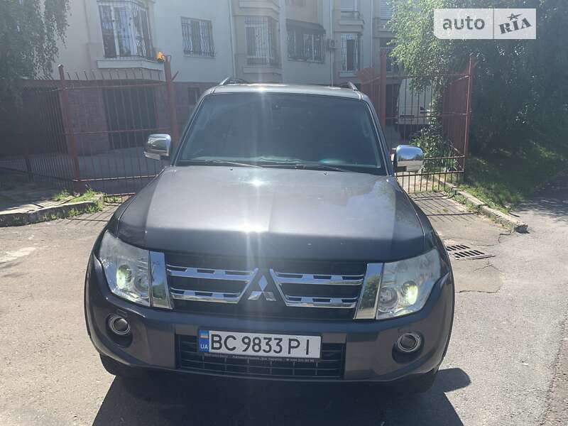 2011 mitsubishi pajero wagon